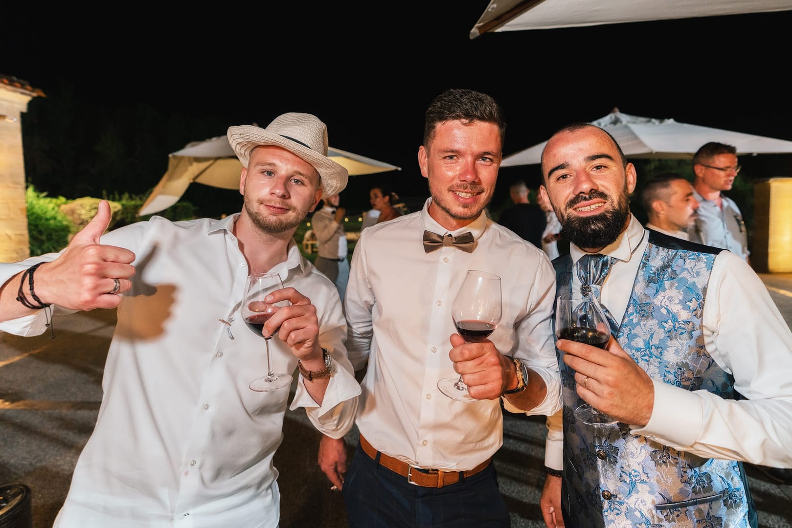 amis-vin-mariage-chemise