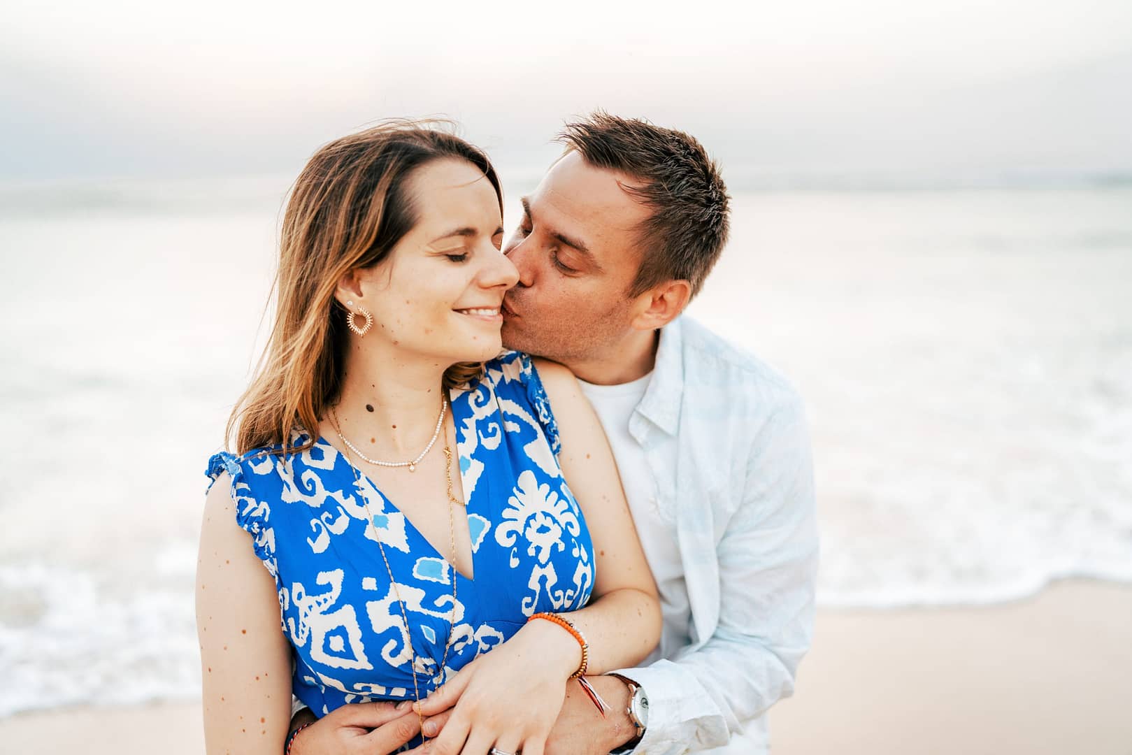 couple-enceinte-famille-bébé-plage-émotion-sourires-calin