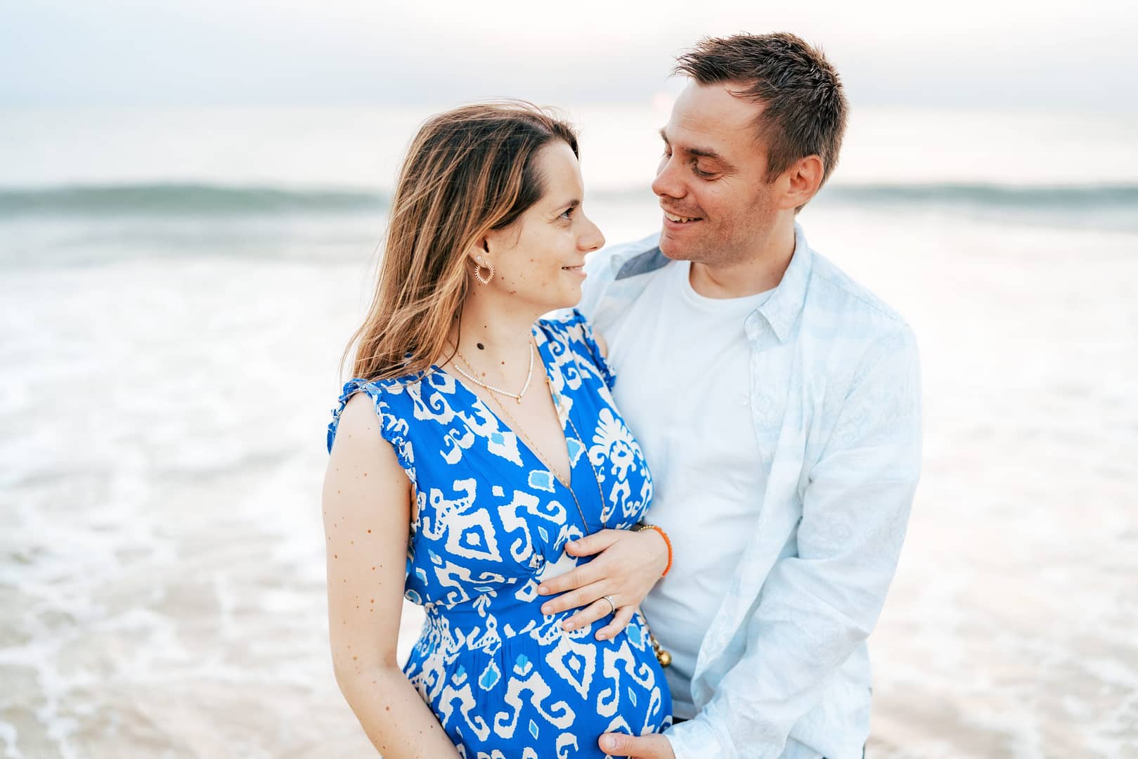 couple-enceinte-famille-bébé-plage-émotion-sourires