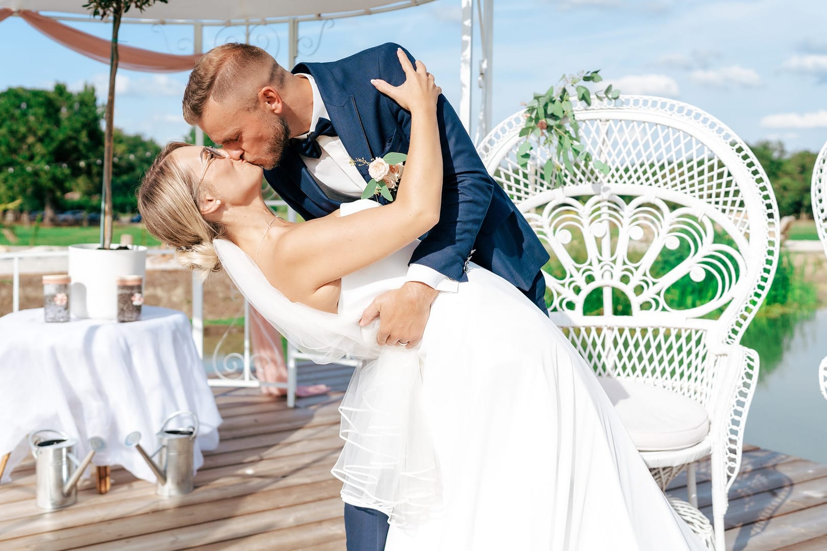 couple-mariés-bascule-hanche-danse-bisou