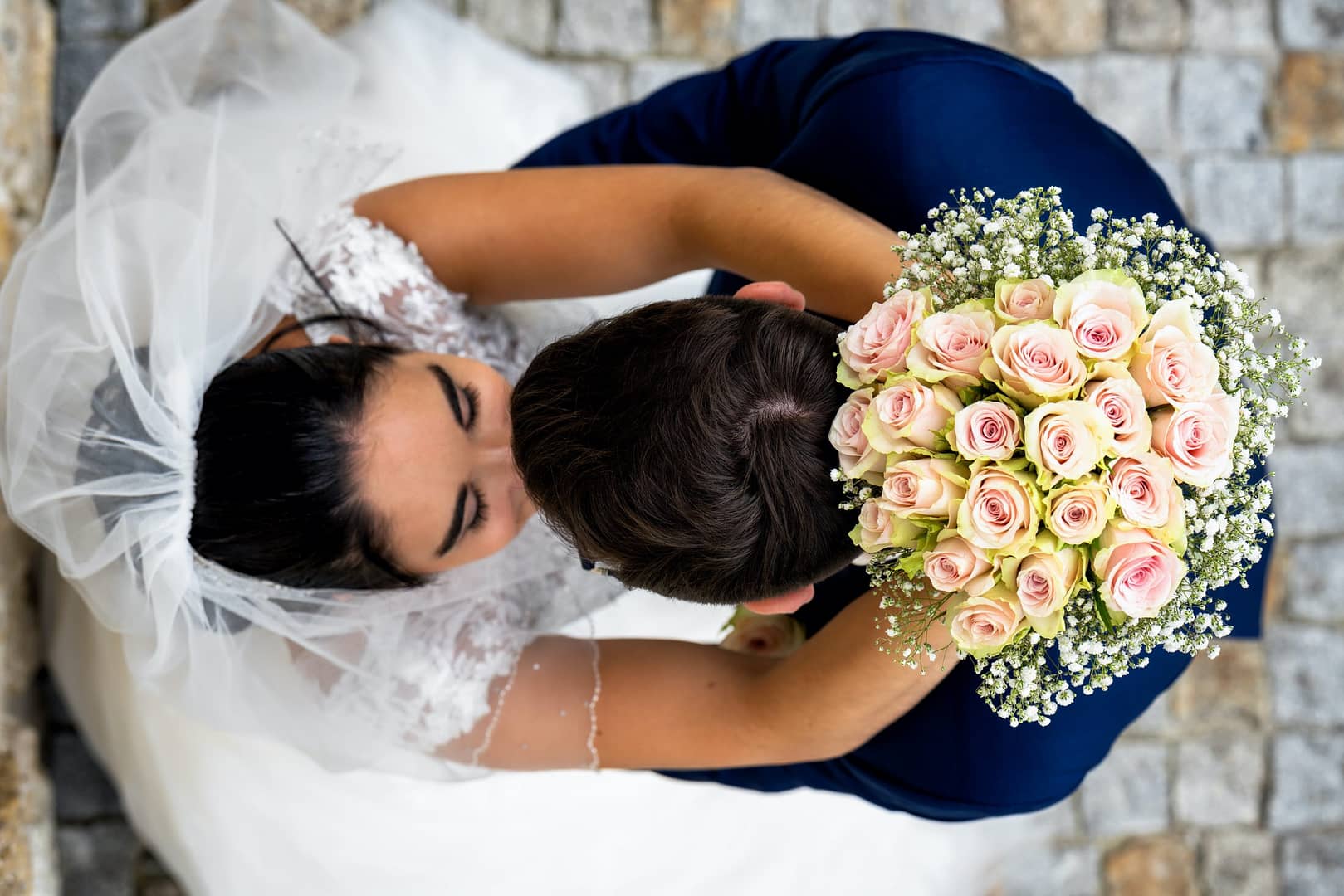 couple-séance-portrait-top-bouquet-voilage