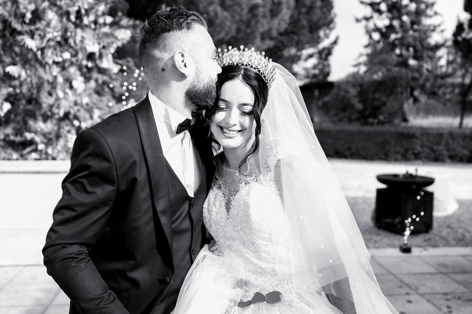 kiss-mariage-couple-noir-blanc-voile