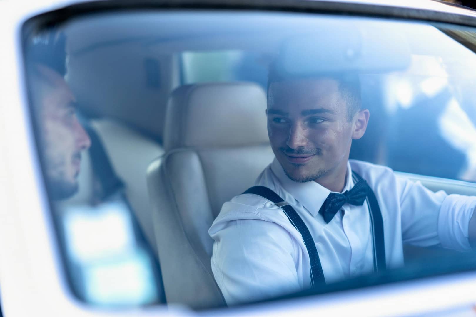 marié-voiture-pilote-salopette-noeud-papillon