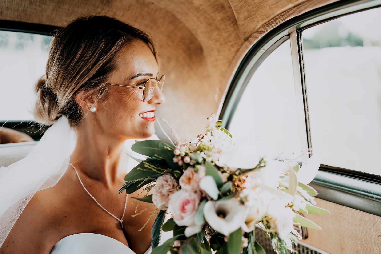 mariée-voiture-autumn-lumière-fleurs-voile