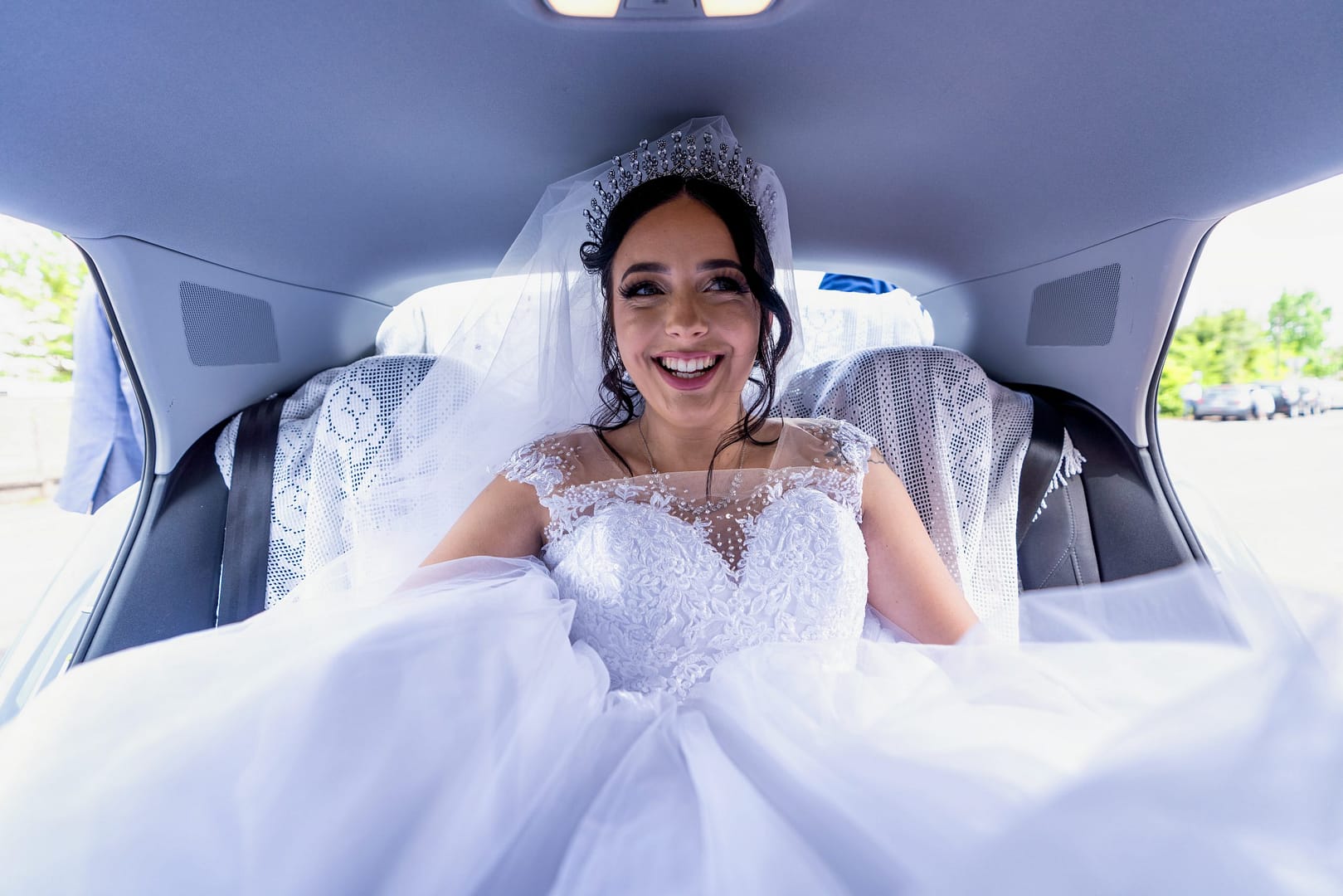 mariée-voiture-robe-sourire
