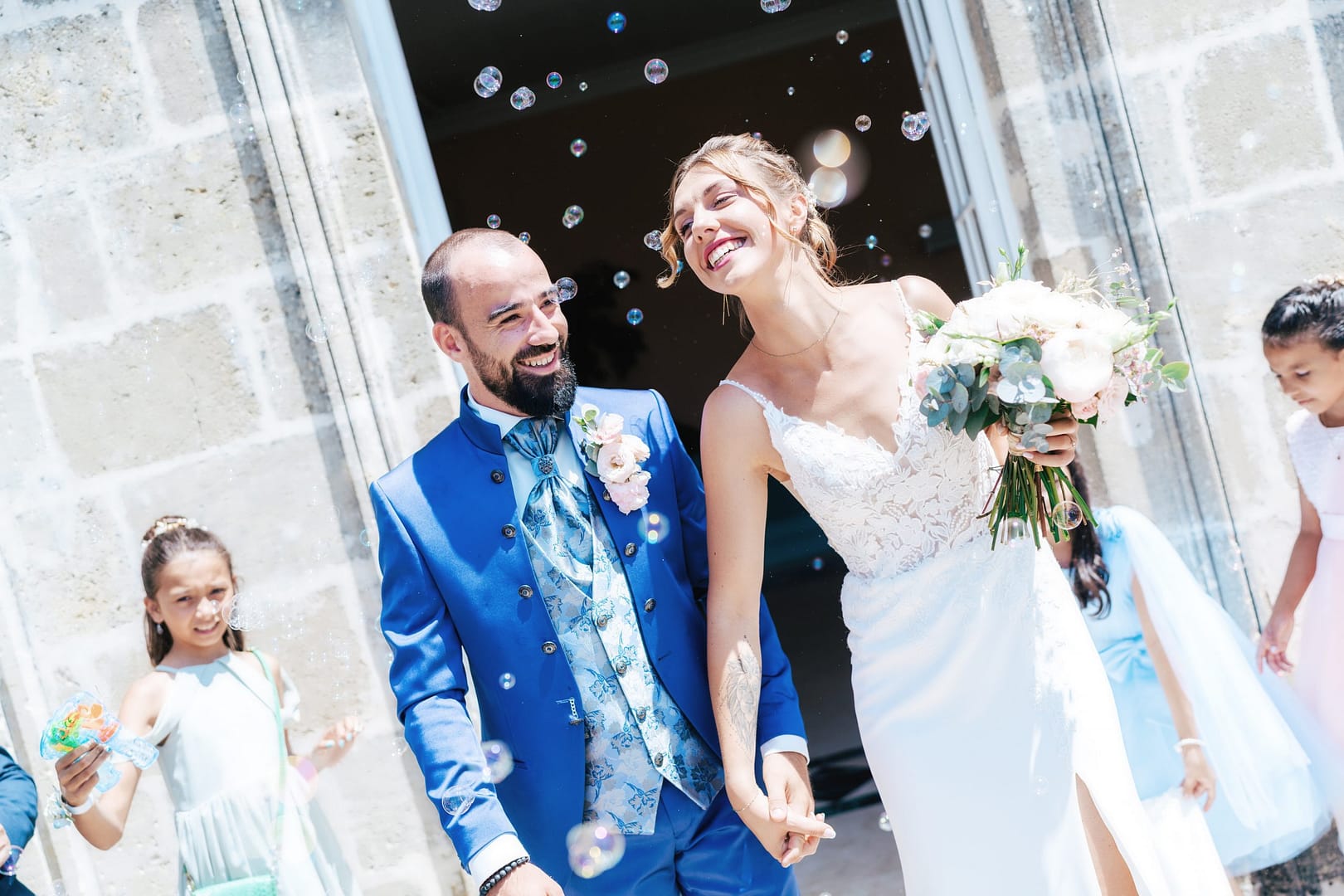 mairie-engagement-couple-mariés