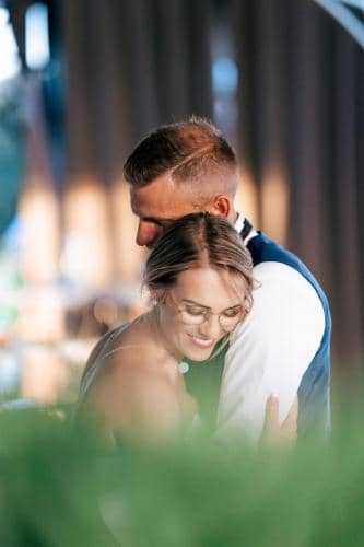 mariés-couple-intimité-loin-calin