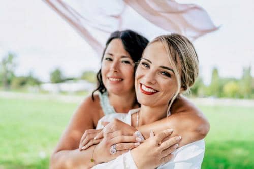 Photo-mariée-témoin-calin-voile-extérieur