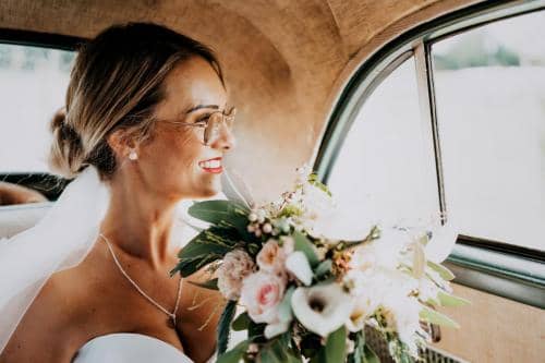 mariée-voiture-autumn-lumière-fleurs-voile