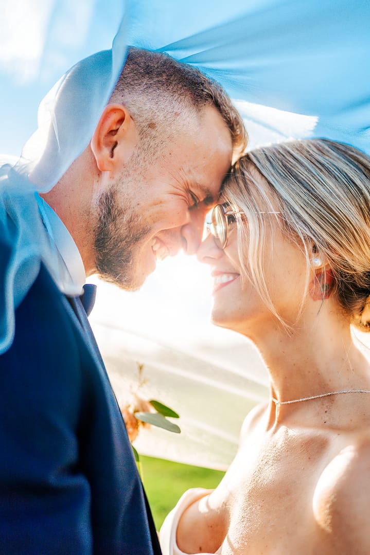 mariés-voile-intimité-lumière-closeup-portrait-couple