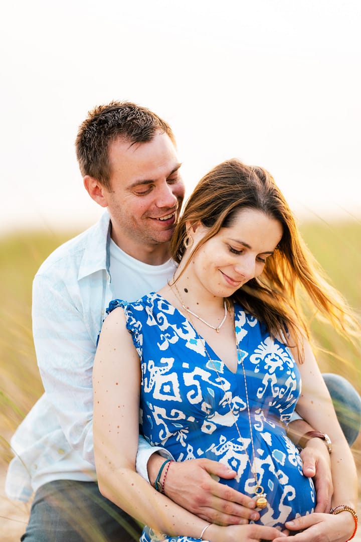couple-enceinte-famille-bébé-dunes