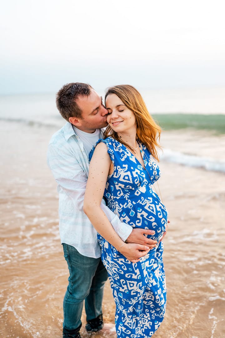 couple-enceinte-famille-bébé-mer
