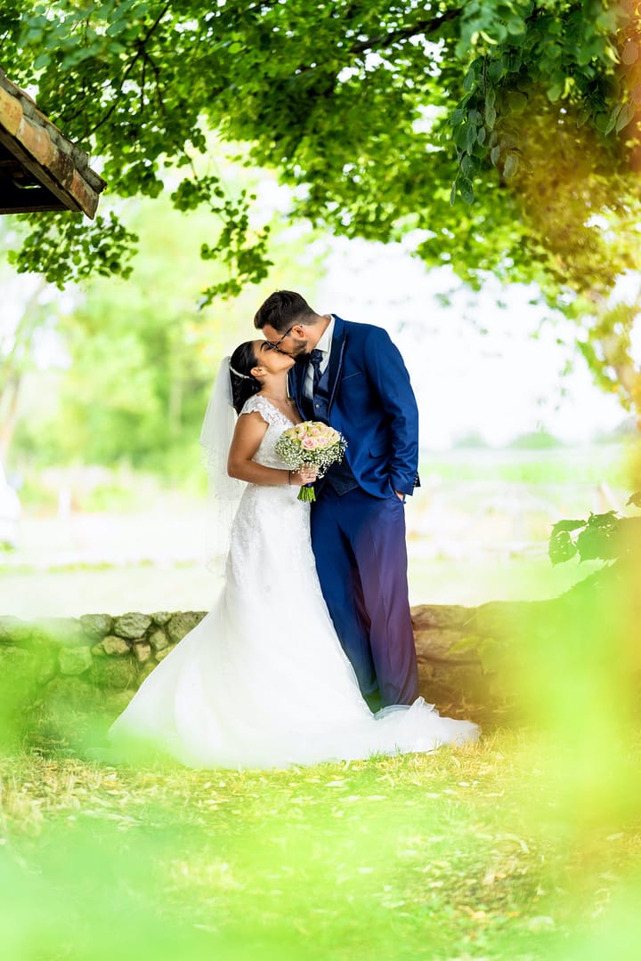couple-séance-portrait-regards-bisous