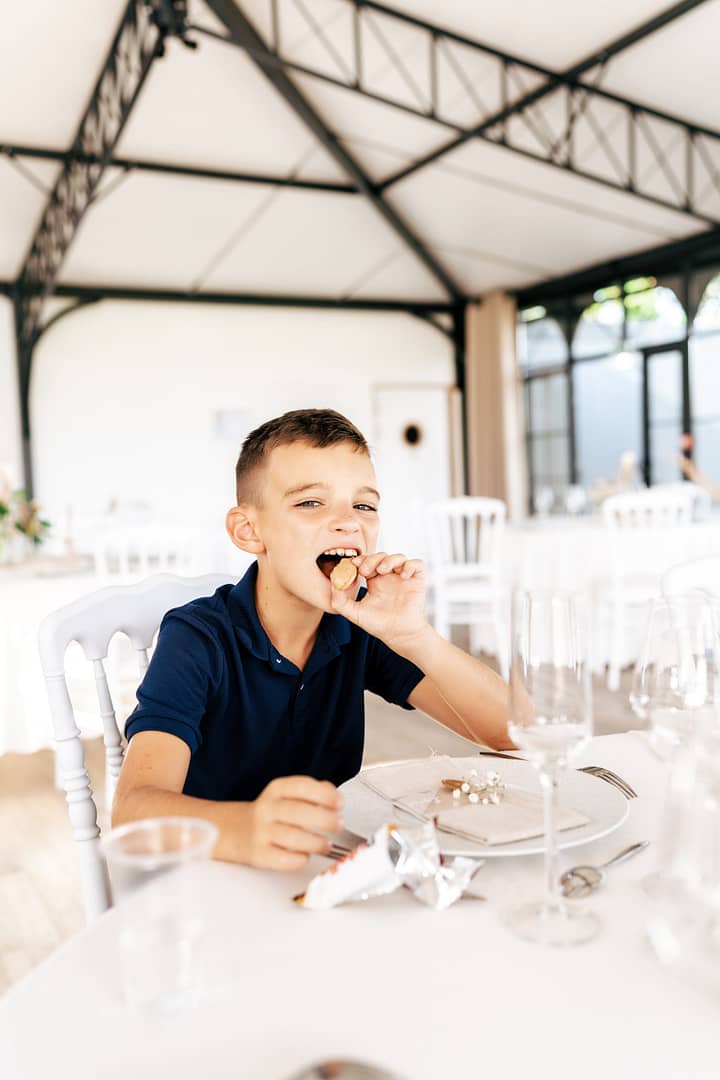 enfant-repas-mariage–blanc