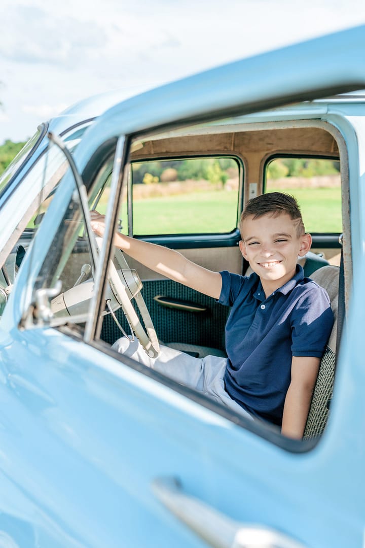 enfant-voiture-bleue-sourire