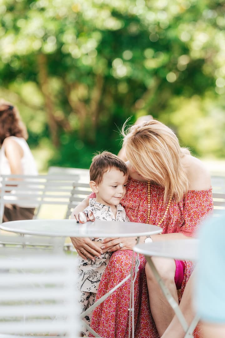 extérieur-mamie-enfant-bonheur-tendresse