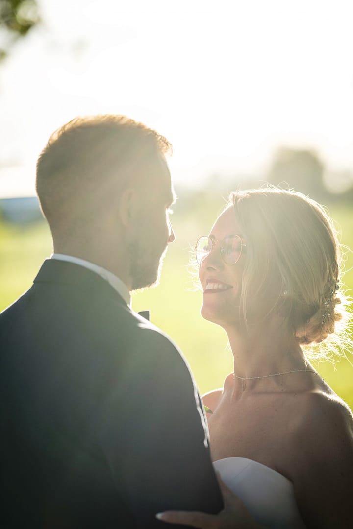 mariés-intimité-lumière-soir-reflet-lensflare